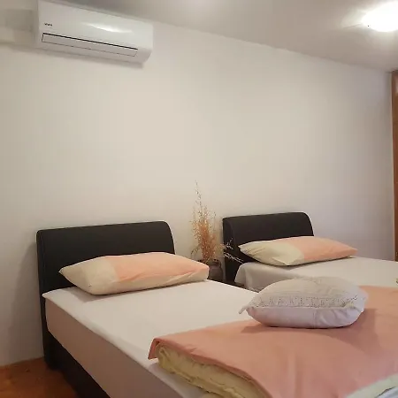 Πανσιόν Ajsa Μόσταρ