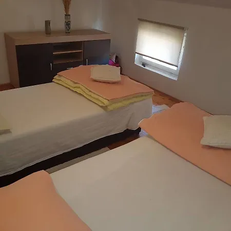 Ajsa Πανσιόν Μόσταρ